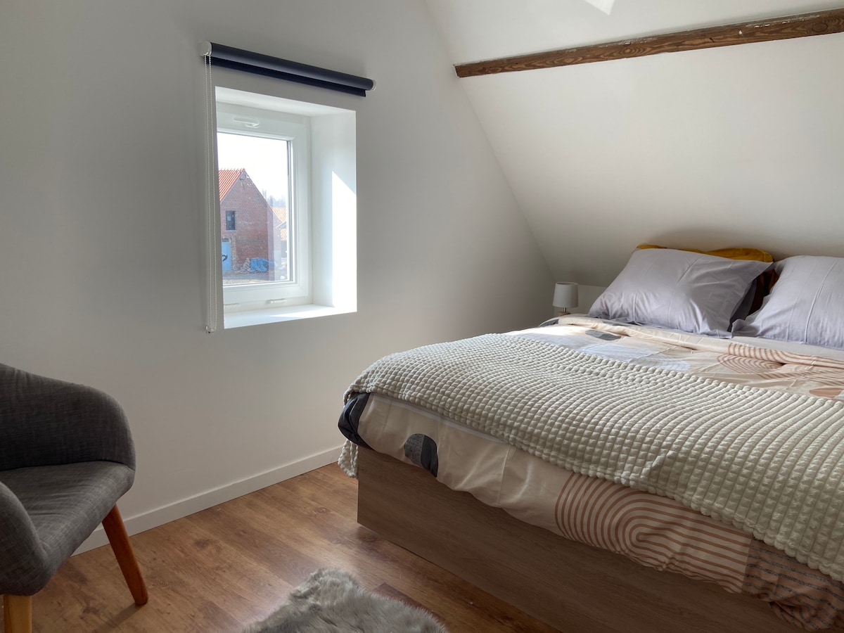 Dvokrevetna spavaća soba na katu u jednostavnim svijetlim bojama