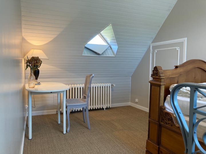 Bedroom 3 on the mezzanine. Double bed 120x200. Desk with wifi. Small dresser. Blackout velux and inside shutter for the night