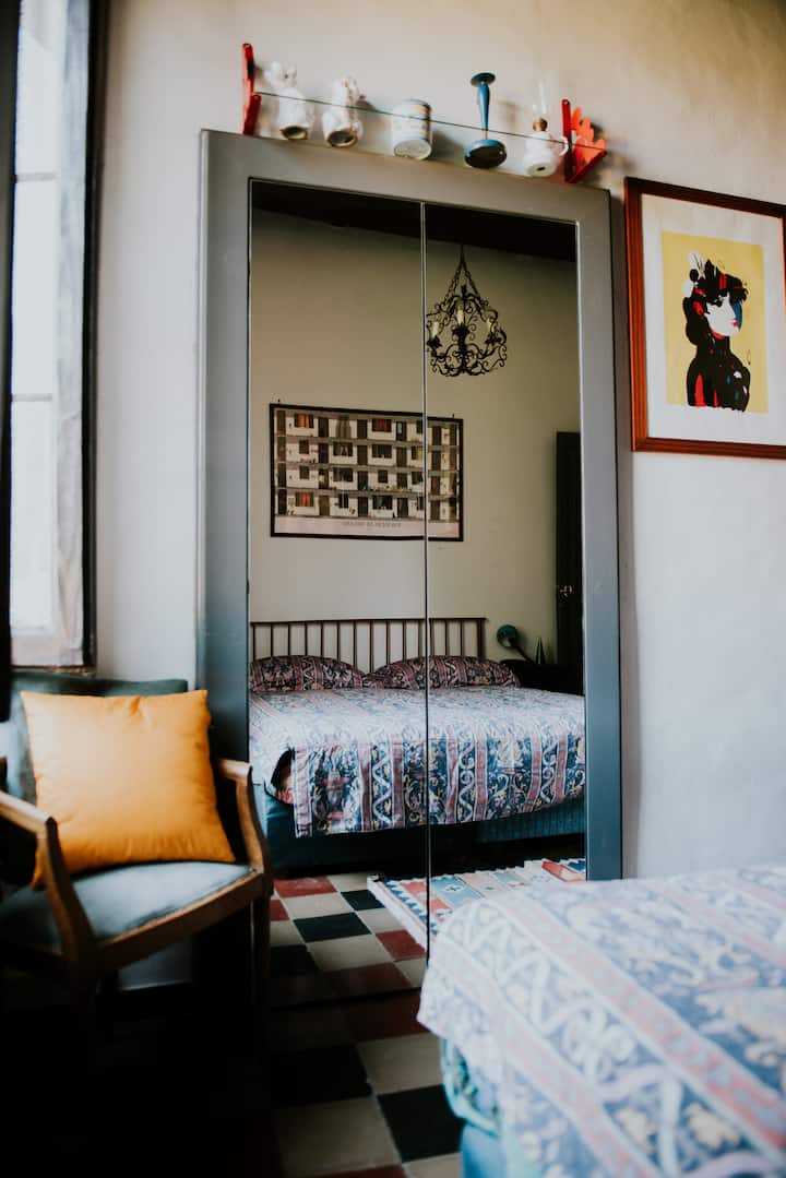 Slaapkamer 2: kleurrijke kamer. Ideaal voor een rustige nachtrust.

Foto van Cecilia Dibenedetto (ig @cecilia_dibenedetto)