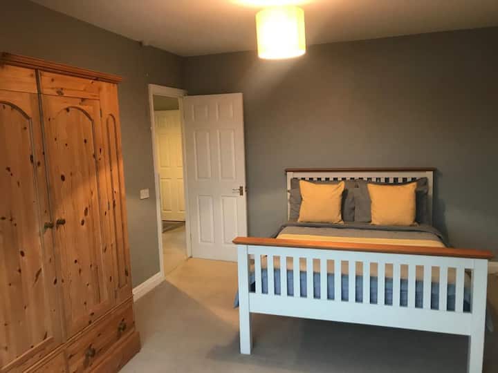 Spacious 3 bedroom family home, with parking. Houses for Rent in