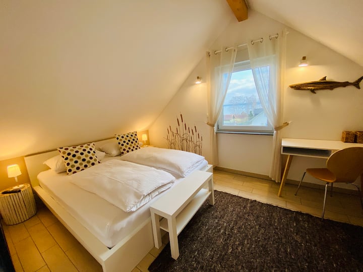 Поглед кон езеро на горниот кат