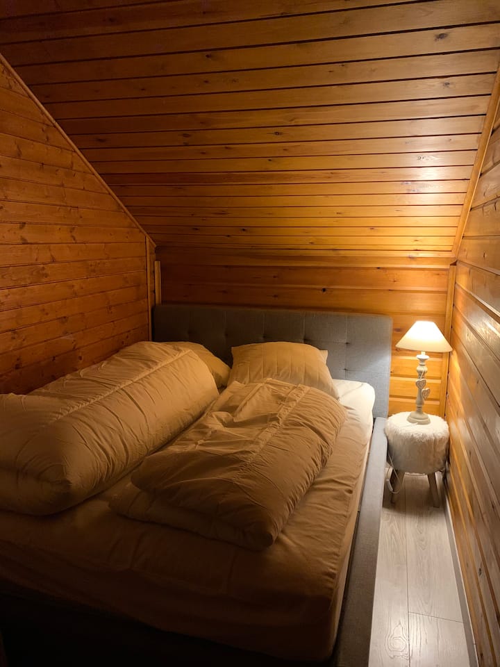 Chumba cha kulala cha pili kwenye ghorofa ya kwanza.