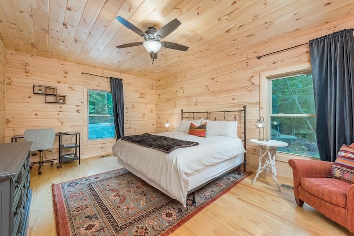 Dormitorio principal con TV de50pulgadas y estación de trabajo. 