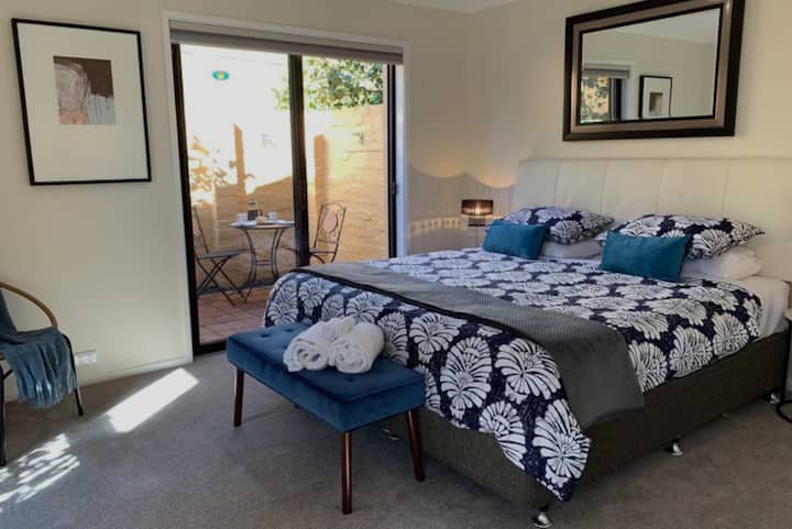 Chumba cha kulala cha Mwalimu  kilicho na kitanda cha ukubwa wa kifalme.