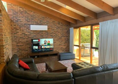 Warm and Spacious 5BR Home w/WIFI&Multiple Parking