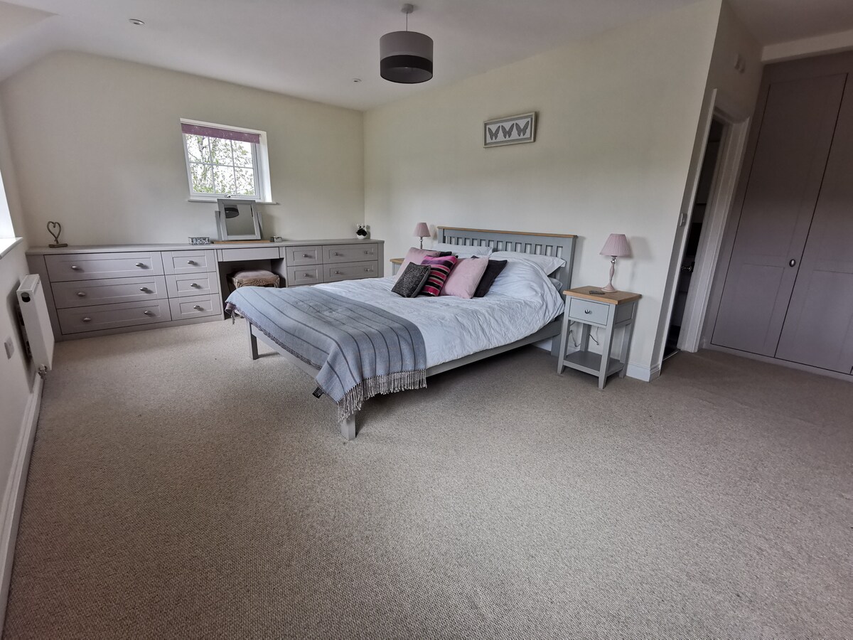 Chumba kikubwa cha kulala chenye bafu na bafu 