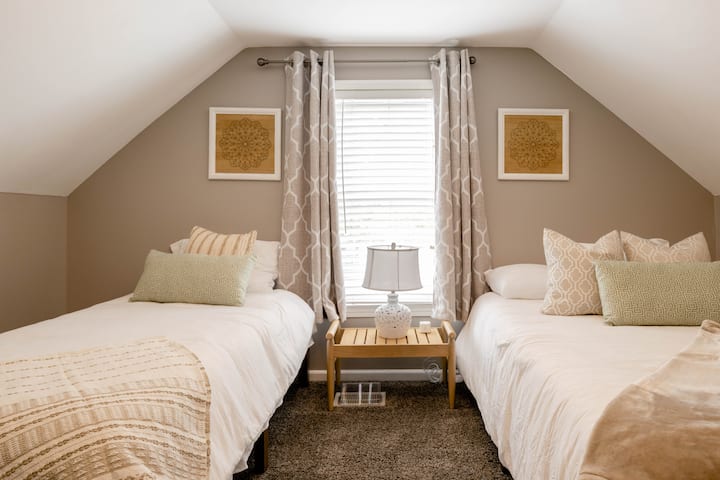 2nd Floor bedroom with 1 queen and 1 single bed