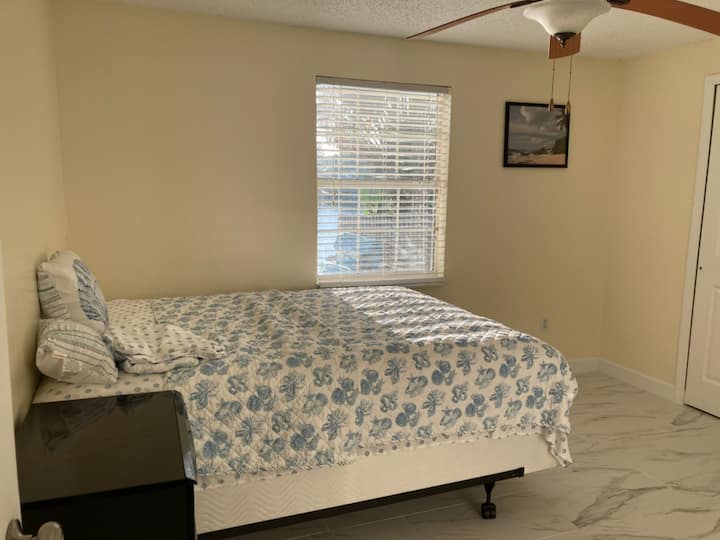 Една от двете спални за гости. Двете спални за гости разполагат с обща баня с душ/вана и две мивки. И трите стаи са в непосредствена близост една до друга.