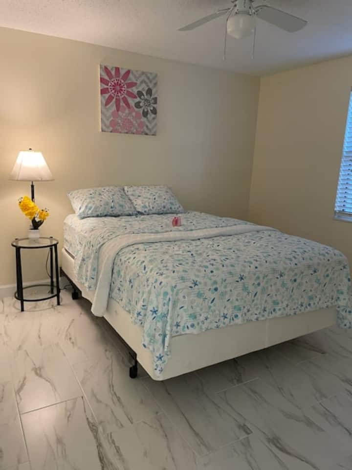 Една от двете спални за гости. Двете спални за гости разполагат с обща баня с душ/вана и две мивки. И трите стаи са в непосредствена близост една до друга.