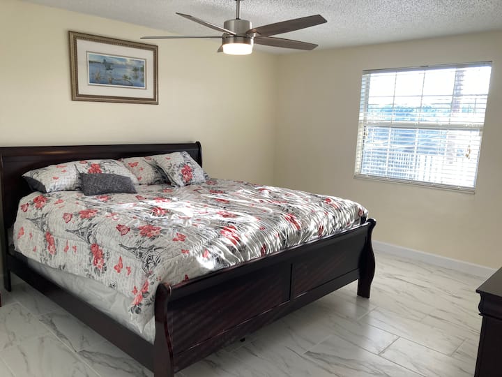 Основна спалня с душ кабина за баня и дрешник.