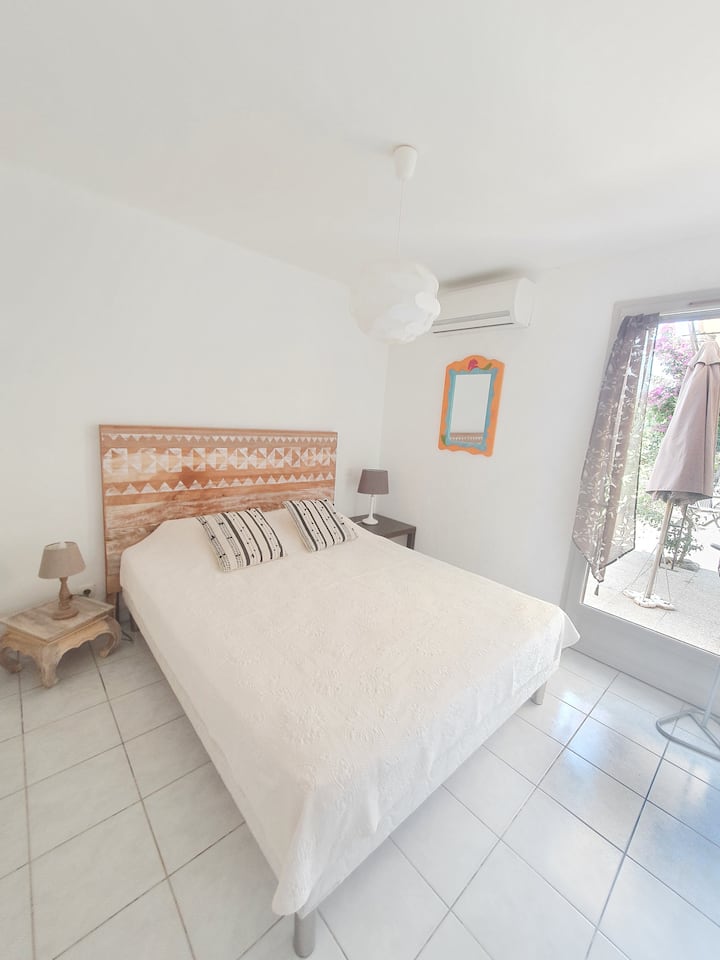 ห้องนอน 3 พร้อมเตียงคู่ที่ชั้นล่าง