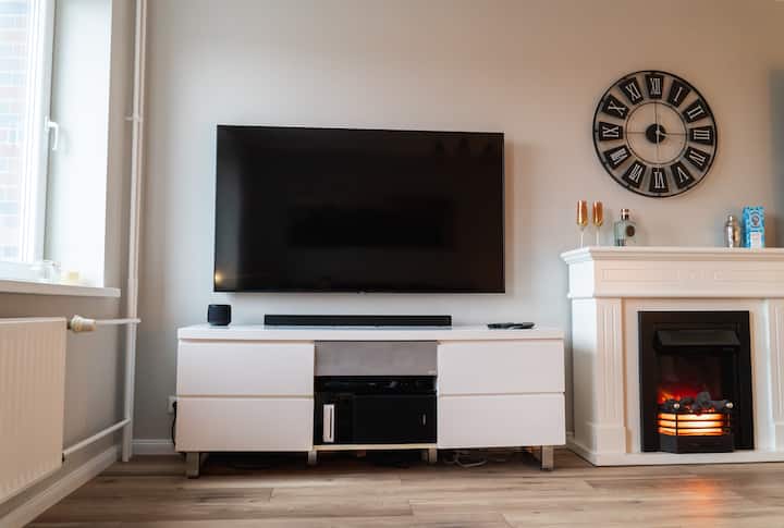 65 "Samsung-ის სმარტ-ტელევიზორი, 5.1 აუდიოსისტემა და ელექტრო ბუხარი
