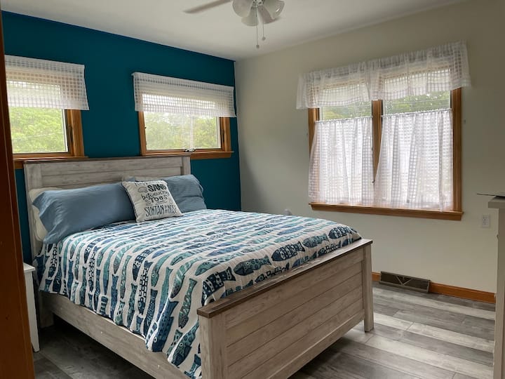 חדר שינה ראשי עם אמבטיה ראשית