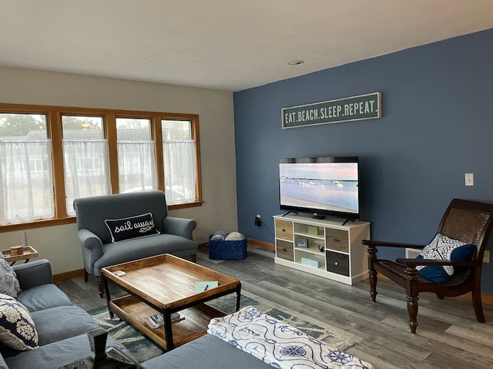 סלון עם טלוויזיה עם טלוויזיה עם מסך שטוח 55 אינץ'.