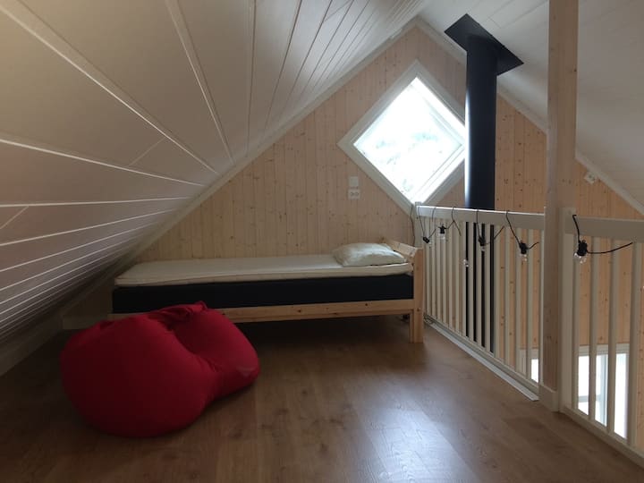 ในห้องใต้หลังคาเรามีเตียงเดี่ยวสองเตียง สามารถวางที่นอนเสริมบนห้องใต้หลังคาได้หากต้องการพื้นที่นอนมากขึ้น