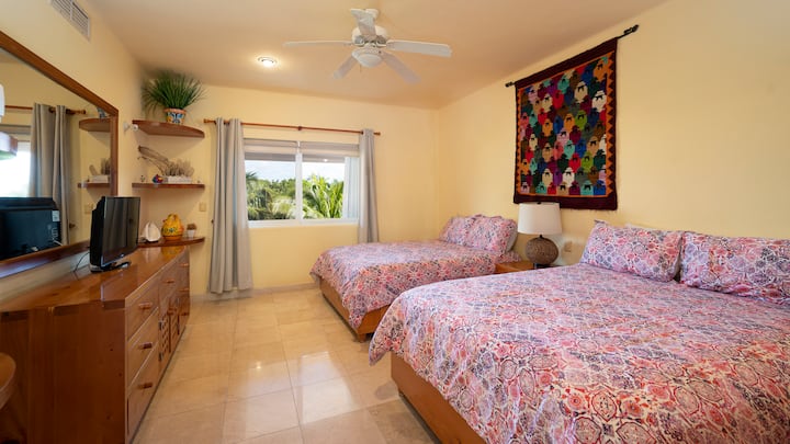 Dormitorio de invitados con 2 camas tamaño queen