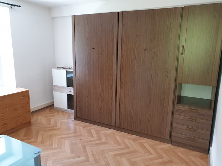 ცალკე საძინებელი ორადგილიანი საწოლით‑გარდერობით 