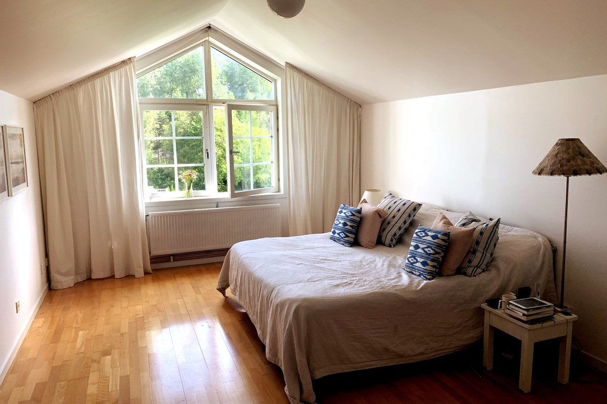 Veľká spálňa. Manželská posteľ. 3. poschodie. 