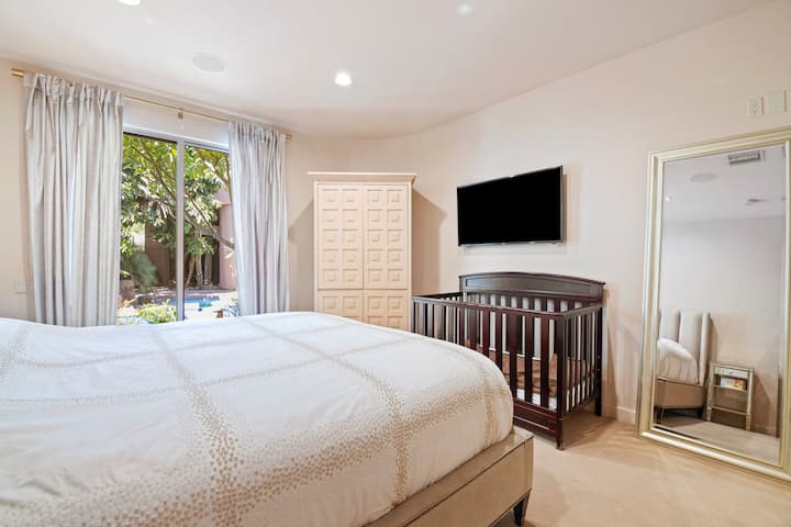 Спална соба 4 со брачен кревет (широк 180-220 см)