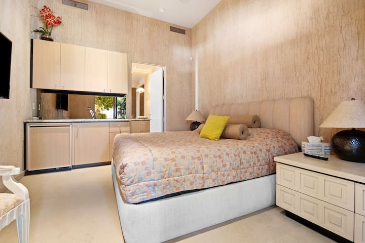 Гостинска куќа со полн мокар бар