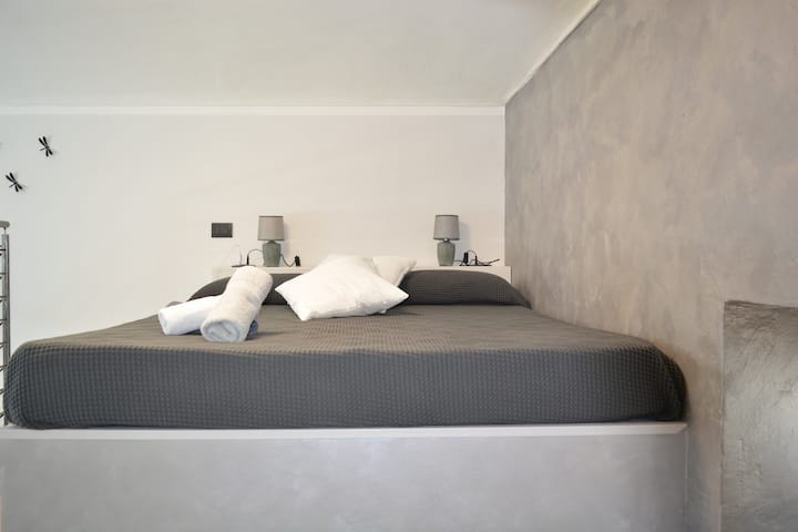 Chambre sur mezzanine équipée.