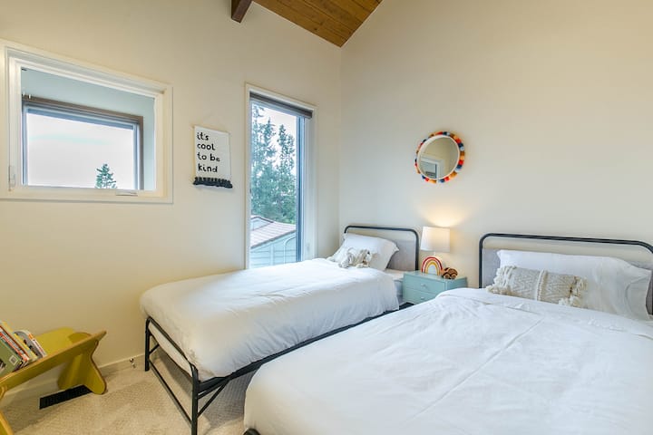 Kids' room with two twin beds