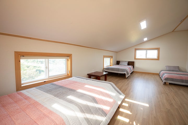 มีโครงเตียงแบนและที่นอนในโรงพยาบาล (ที่นอนฟองน้ำ 3 ขั้นตอนแบบพับได้ความหนาแน่นสูง)      คุณสามารถย้ายโครงเตียงได้อย่างอิสระขึ้นอยู่กับสถานการณ์ของครอบครัว 