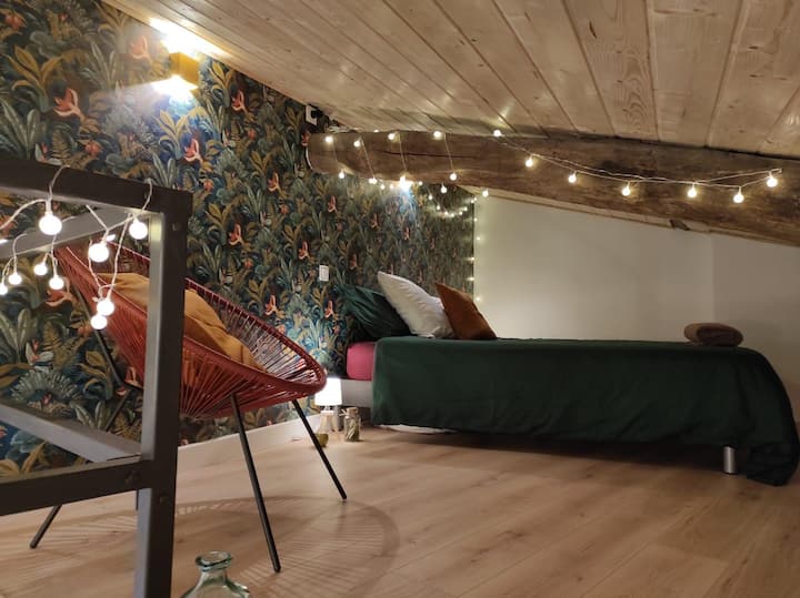 Vous accéderez à cette chambre cocooning sous comble via une échelle de meunier pour vous sentir comme dans les nuages sur le lit King size moelleux qui n'attend que vous.
Attention la hauteur sous plafond est au maximum de 1m75 .