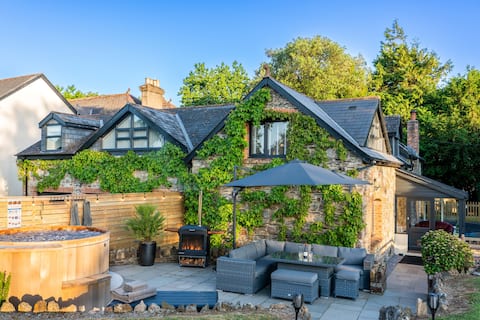 Idyllic Rural Holiday Lodge with Cedar Hot Tub