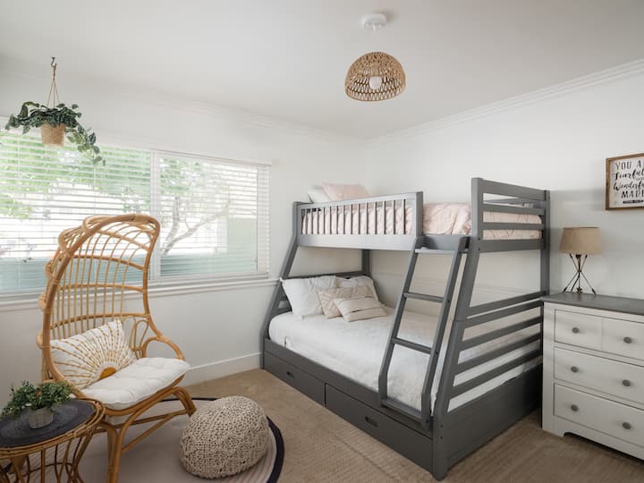 Chambre au rez-de-chaussée avec lits jumeaux superposés.