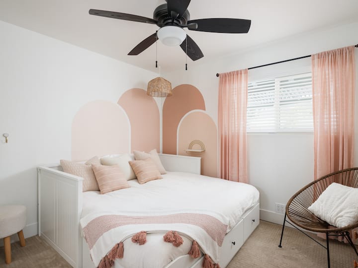 À l'étage, le lit King Size de la chambre d'amis discute avec un lit simple.