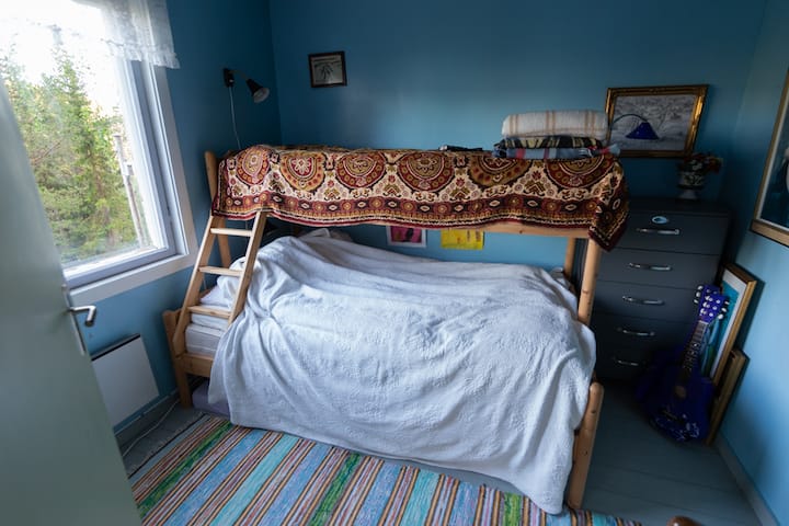 Chambre la plus petite. Lit superposé familial. Lit de 120 cm en bas