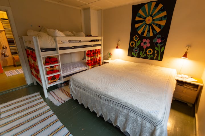 Chambre la plus grande avec lit double et lit superposé