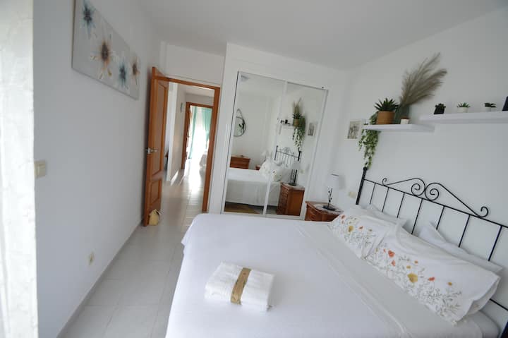 Sala principale con vista mare