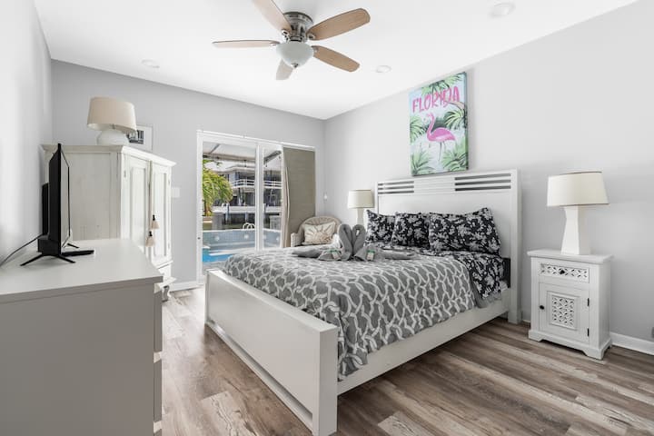 Cette chambre est parfaite pour la lumière naturelle. Les grandes fenêtres laissent entrer beaucoup de soleil, ce qui rend l'espace lumineux et aéré. Les plantes ajoutent une touche de vie et de fraîcheur.