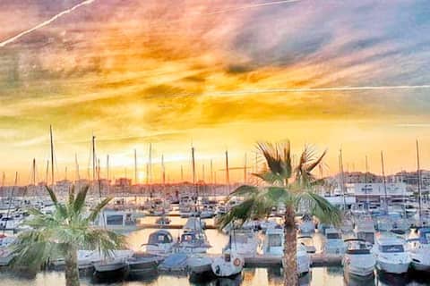 Anuncio de Airbnb popular: APARTMENT AT TORREVIEJA CENTRE AND YACHTING CLUB en Torrevieja