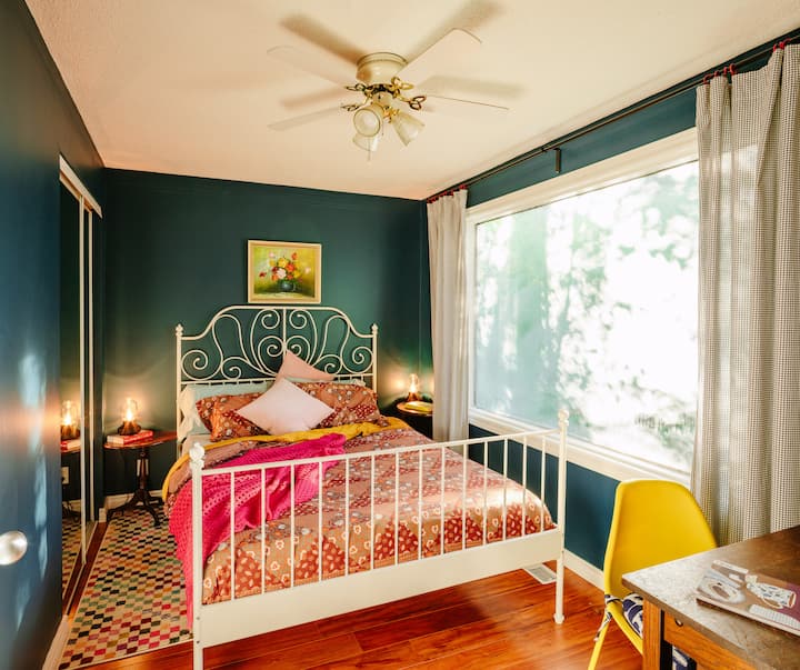 Sink into the depths of our oceanic blue room with it's comfortable queen sized bed, ceiling fan and forest views.

Image via @workerbeesupply