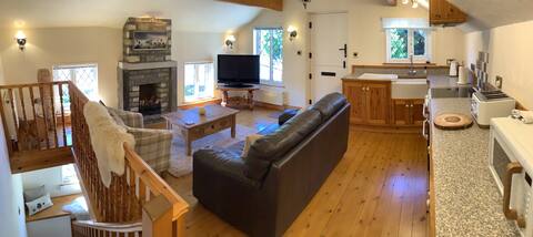 Top performing Airbnb: Charming chocolate box cottage on the riverside in Huddersfield
