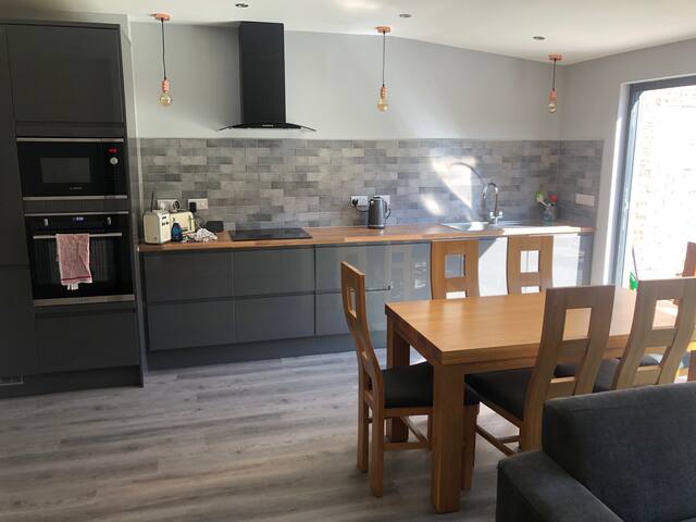 Luxurious 3 bedroom ground floor apartment gallery image 4