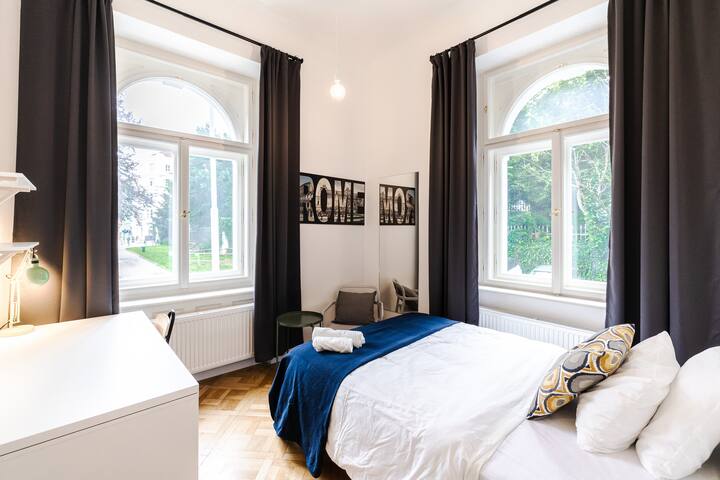 Large Design comfy flat at Malá Strana (11)