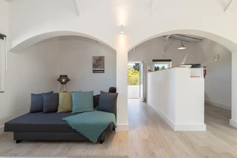 Popular Airbnb listing: Spacious loft in the heart of a palm trees garden in Mexilhoeira Grande