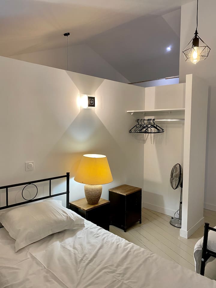 Საძინებელი  2 საწოლი 90 × 190, რომელიც შეგიძლიათ შეკრიბოთ, ატიპური მაღალი ჭერი გაძნელებული კედლებით, მოგეწონებათ 
Თითოეულ ოთახს აქვს საკუთარი ტელევიზორი.