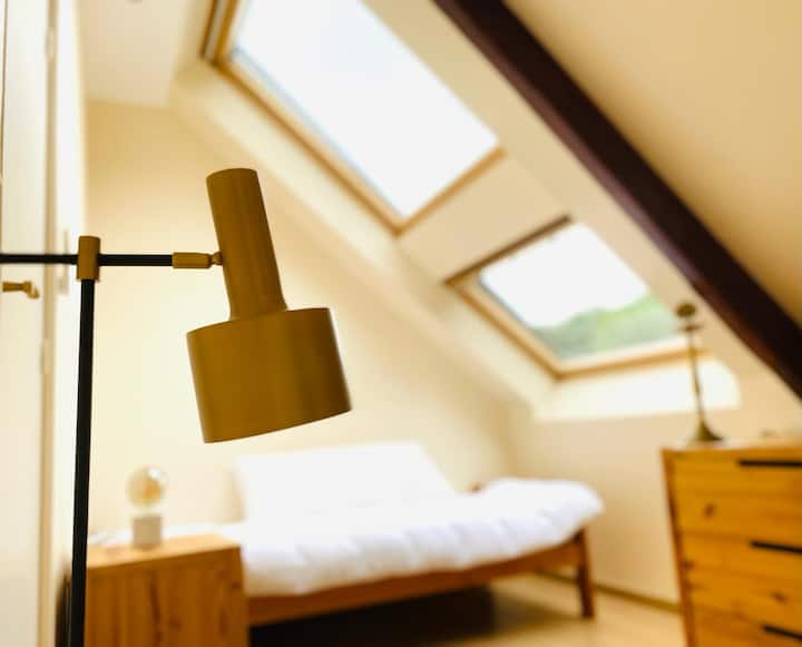 Bijela spavaća soba s 2 kreveta za jednu osobu