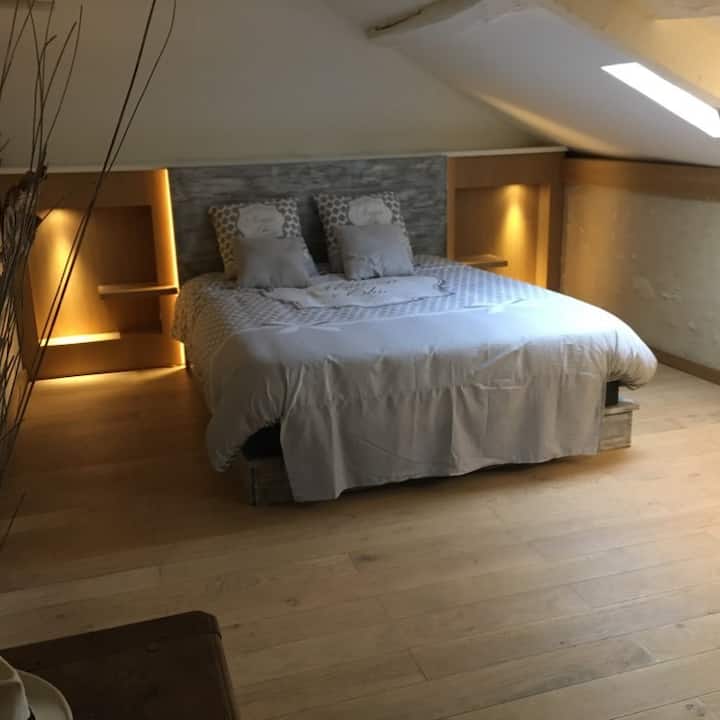 Suitë kryesore me krevat dopio "king" dhe divan