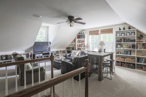 Top Airbnb: Family Friendly! Walk to Downtown Franklin in Franklin