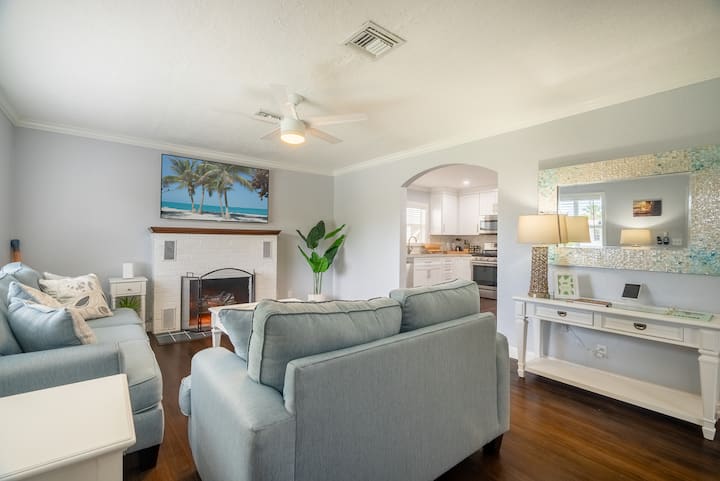 Coastal Key West Style Cottage Minutes From Beach - Boynton Beach, FL