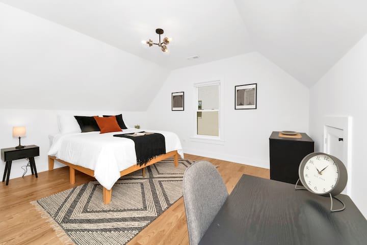 Schlafzimmer im zweiten Stock mit Schreibtisch und Kommode
