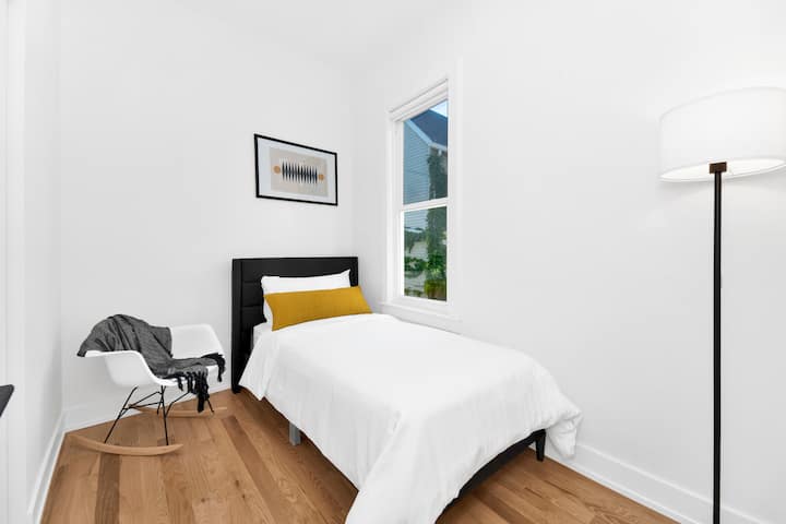 Schlafzimmer im ersten Stock mit zwei Einzelbetten