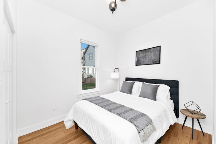 Schlafzimmer im ersten Stock mit Queensize-Bett