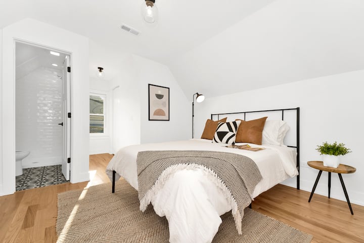 Schlafzimmer im zweiten Stock mit eigenem Bad